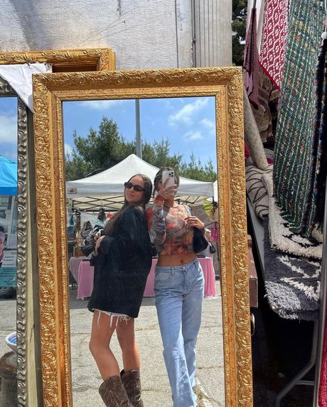 Two best friends posing in front of a large mirror at a flea market wearing vintage clothes, leather jacket, low rise jeans, and cool sunglasses Flea Market Aesthetic Outfit, Flea Market Photoshoot, Flea Market Outfit, Flea Market Aesthetic, Thrift Market, Bestie Poses, Market Aesthetic, Beach Market, Vintage Flea Market