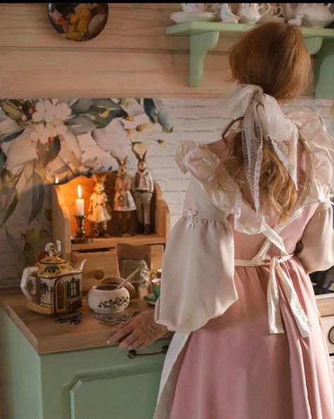 Woman In Kitchen Aesthetic, Cottagecore Aesthetic Recipes, Southern House Wife Aesthetic, Trad Housewife, Trad Wife Aesthetic Home, Trad Wife Aesthetic Outfits, Trad Aesthetic, Trad Wife Outfit, Housewife Outfit