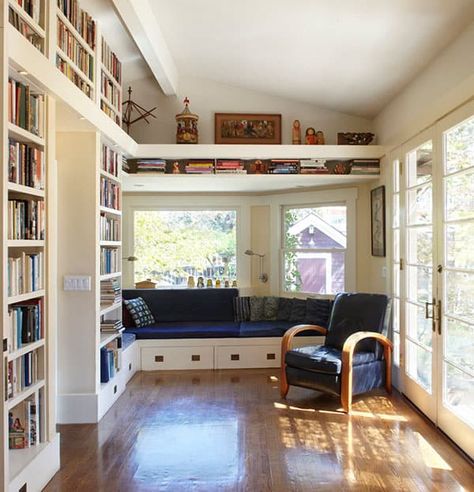 50 Jaw-dropping home library design ideas Classic Home Library Design, Sunroom Library, Contemporary Family Rooms, Home Library Design Ideas, Beautiful Bookshelf, Southern Living Homes, Home Library Design, Austin Homes, Home Libraries