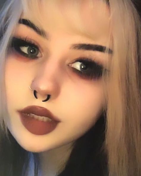 Edgy Makeup Looks Grunge, Makeup Looks Grunge, Alt Girl Makeup, Girl Makeup Aesthetic, Teen Grunge, Edgy Eye Makeup, Edgy Makeup Looks, Egirl Makeup, Alt Makeup