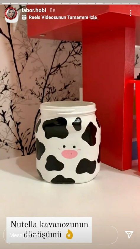 Painting On Plastic Containers, Glass Jar Painting Ideas Cute Easy, Painted Jars Ideas, Jar Painting Ideas Cute Easy, Glass Bottle Painting Ideas Easy, Painted Pots Diy, Diy Glass Bottle Crafts, Jar Art, Diy Jar Crafts