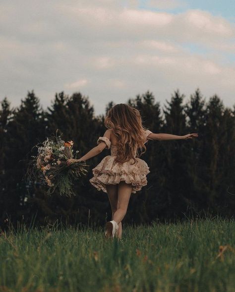 Flower Field Birthday Photoshoot, Floral Photo Shoot Ideas, Sweet 16 Photoshoot Outdoor, Senior Picture Ideas Fairytale, Garden Fairy Photoshoot, Whimsical Garden Photoshoot, Forest Birthday Photoshoot, Fairytale Senior Pictures, Nature Birthday Photoshoot