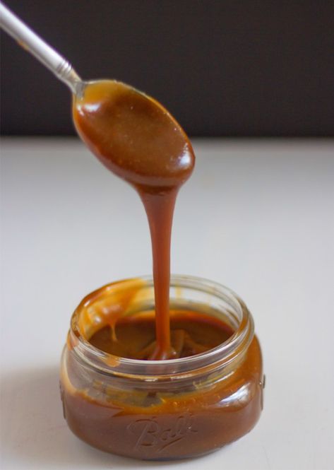 Easy Caramel Sauce, caramel, homemade caramel sauce, caramel sauce with brown sugar Tri Lece, Toffee Sauce, Caramel Recipes Sauce, Homemade Caramel Sauce, Salted Caramel Sauce, Caramel Recipes, Ice Cream Toppings, Cherry Pie Filling, Homemade Caramel