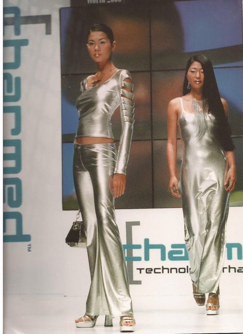 Futuristic Technology Fashion, Futurism Aesthetic Fashion, Fashion And Technology, Y2k Futurism Outfit, Space Aesthetic Fashion, Futuristic Aesthetic Fashion, Y2k Futurism Fashion, Cyberpunk Fashion Futuristic Clothing, Retro Futurism Outfit