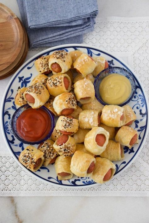 A surprisingly easy appetizer or bite-size snacks made in just minutes. Puff pastry adds a buttery, flaky crust that go so well with beef hot dogs or sausages. You won’t be able to eat just one. Puff Pastry Pigs in a Blanket are little flaky bites of heaven! You’ve probably seen a version of “Pigs in a Blanket” some time in your life. Some are made with puff pastry or wrapped with crescent canned dough. They are typically served as an appetizer at parties/celebrations or bite-size sn… Sausage Wrap, Hot Dog Sauce, Cocktail Sausages, Best Guacamole, Bite Size Snacks, Best Guacamole Recipe, Spicy Brown Mustard, Beef Hot Dogs, Crescent Dough