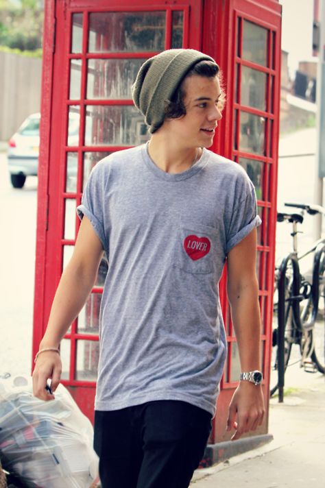 Harry Styles 2010, Harry Styles 2013, Harry Styles Edits, Harry Styles Wallpaper, Harry Styles Photos, Female Friends, Pocket Tee, Fashion Pictures, Harry Styles