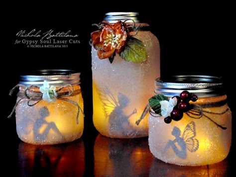 DIY Mason Jar Fairy Lantern Tutorial (Video) #Crafts, #Homedecor ขวดโหล Mason Jar, Fairy Jars Diy, Mason Jar Fairy Lights, Koti Diy, Fairy Lanterns, Fairy Jars, Jar Lanterns, Fairy Crafts, Fairy Party