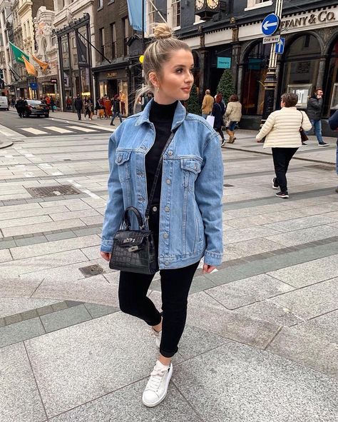 Sophie Kirby on Instagram: “Slowly digging the denim jackets out my wardrobe 😇 #TopshopStyle” Denim Jacket Outfit Winter, Oversized Jean Jacket Outfit, Denim Jacket Outfit Women, Oversized Denim Jacket Outfit, Eurotrip Outfits, Winter Jacket Outfits, Black Pants Outfit, Look Legging, Outfits Con Jeans