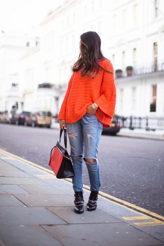 Knightsbridge, London Orange Poncho Outfit, Oversized Orange Sweater, Poncho Outfit Fall, Orange Sweater Outfit, Orange Oversized Sweater, Orange Poncho, Poncho Outfit, Bright Sweater, Orange Sweater