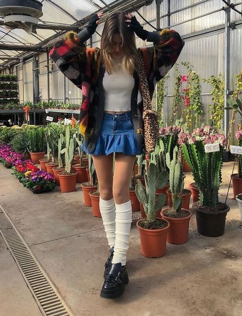 Knee Socks Outfits, Denim Mini Skirt Outfit, Pleated Skirt Outfit, Jean Skirt Outfits, Miniskirt Outfits, Skirt Outfit, Cute Skirts, Casual Fall Outfits, Aesthetic Outfits