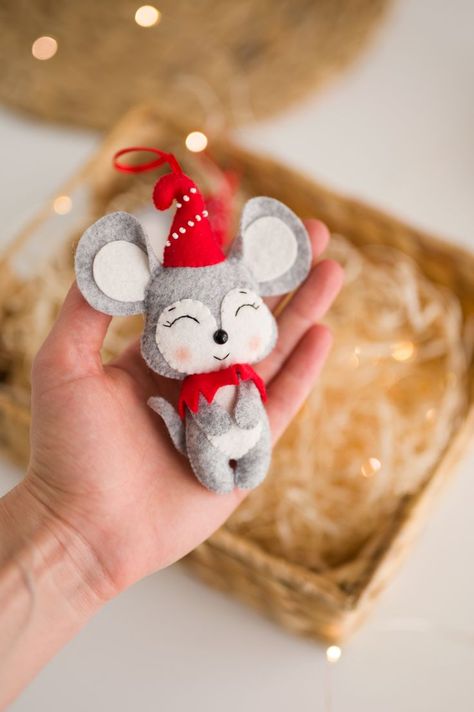 This cute Christmas ornament mouse will become a wonderful cute gift for your family, or will bring you a piece of jewelry for a Christmas tree or home decor for a long time. Felt Characters, Felt Christmas Tree Decorations, Felt Ornaments Patterns, Christmas Felt, Felt Ornament, Handmade Baby Gifts, Cosy Christmas, Ornament Christmas Tree, Felt Christmas Tree