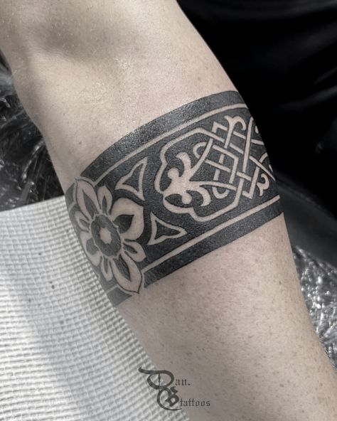 Black arm band tattoo with a floral design in the centre surrounded by fine line work. #armbandtattoo #tattootips #tattooinspo #tattooinspiration #tattoo Black Arm Band Tattoo, Floral Arm Band Tattoo, Mom Tattoo, Arm Band Tattoo, Band Tattoo, Line Work, Mom Tattoos, Blackwork Tattoo, Fine Line