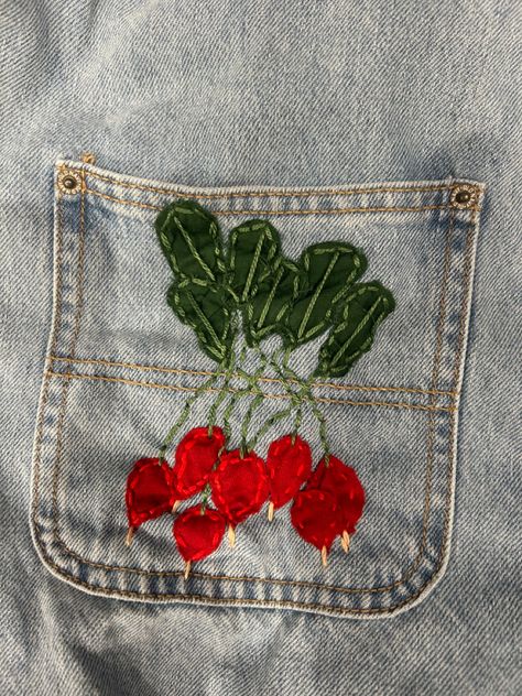 Upcycled Embroidered Clothes, Embroidered Patches On Clothes, Embroidery Pants Ideas, Clothing Customization Diy, Jean Patches Ideas, Hand Embroidery Inspiration, Embroidered Clothes Diy, Sewing Overalls, Patchwork Shirt Diy