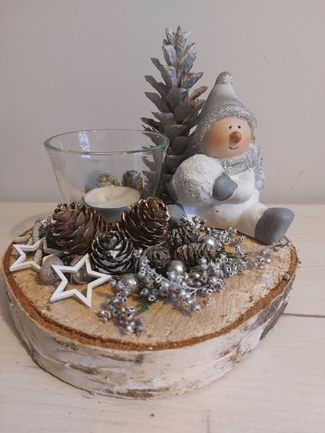 Christmas Table Decorations Diy, Christmas Diy Wood, Christmas Advent Calendar Diy, Christmas Decorations Centerpiece, Christmas Log, Winter Centerpieces, Log Slice, Christmas Decorations Cheap, Diy Christmas Ornaments Easy