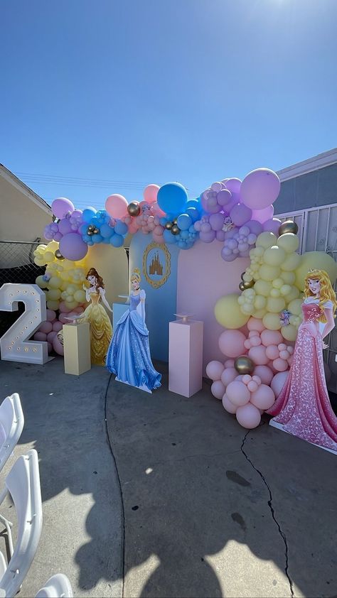 @crafty_wildflower_’s Instagram video: “👑💫✨Here’s how this M A G I C A L set up was all put together!✨💫👑 ✨ ✨ ✨ #disneyprincessparty #princessparty #ballooninstallation #backdrop…” Princess Backdrop Birthday, Disney Princess Balloon Decorations, Princess Backdrop Ideas, Disney Princess Birthday Party Decor, Princess Theme Backdrop, Princesses Birthday Party Ideas, Princess Balloon Decorations, Disney Princess Backdrop, Disney Princess Theme Birthday Party