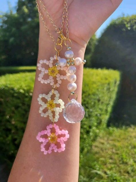 Beads Flowers Tutorial, Bead Bouquet, Beaded Bouquet, Beads Keychain, Hair Tie Accessories, Beads Design, Instagram Flowers, Jewerly Beads, Beaded Keychain