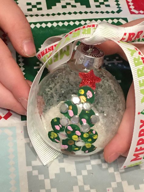 Fingerprint Crafts Christmas, Bauble Painting Ideas Kids, Fingerprint Ornament Ideas, Christmas Fingerprint Ornaments, Diy Fingerprint Ornaments, Fingerprint Ornaments Christmas, Kids Clear Ornament Craft, Christmas Ornaments Preschool Craft, 1st Grade Christmas Ornaments