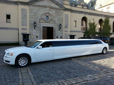 White Limo Wedding, Prom Transport Ideas, Prom Transport, Prom Cars, White Limo, White Limousine, Limo Luxury, Prom Car, Wedding Limousine