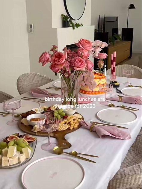 Birthday Table Aesthetic, Dinner Party Table Settings, Fairy Garden Birthday Party, Harry Birthday, Birthday Lunch, Outdoor Dinner Parties, Cute Birthday Pictures, Birthday Dinner Party, Pink Birthday Party