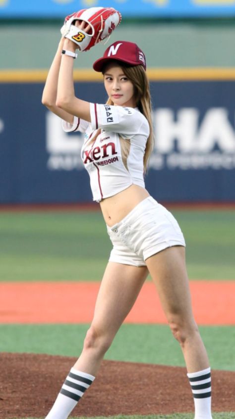 Kwon Nara, Running Pose, Action Pose Reference, Character Design Girl, Baseball Girls, Female Reference, Female Pose Reference, Body Reference Poses, Human Poses Reference