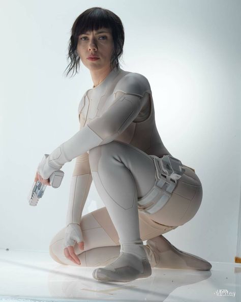 Scarlett Johansson as Motoko Kusanagi from Ghost In The Shell Наташа Romanoff, Ghost In The Shell, Natasha Romanoff, Elizabeth Olsen, Denim Jacket Women, Robert Downey Jr, Bobby Brown, Gothic Lolita, Black Widow