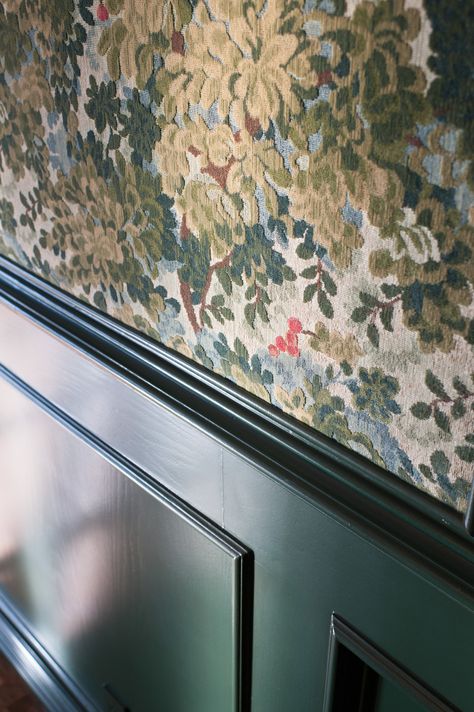 Dining Room in Tudor Revival Estate by Sarah Barnard Design on 1stDibs 1930s Tudor Interior, Tudor Great Room, Tudor Style Interior Design, Tudor Home Interior, English Tudor Homes Interior, Tudor Dining Room, Tudor Style Homes Interior, Tudor Cottage Interior, Tudor Revival Interior