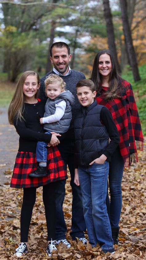 Diy Christmas Photoshoot, Christmas Pictures Outfits, Family Christmas Outfits, Red And Black Flannel, Family Christmas Pictures, Family Pic, Family Picture Outfits, Christmas Family Photos, Winter Photos