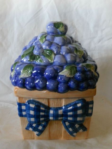 Blueberry cookie jar Blueberry Decor, Cookies Blueberry, Vintage Cookie Jars, Blueberry Patch, Antique Cookie Jar, Ceramic Shapes, Teapot Cookies, Vintage Kitchen Accessories, Collectible Cookie Jars