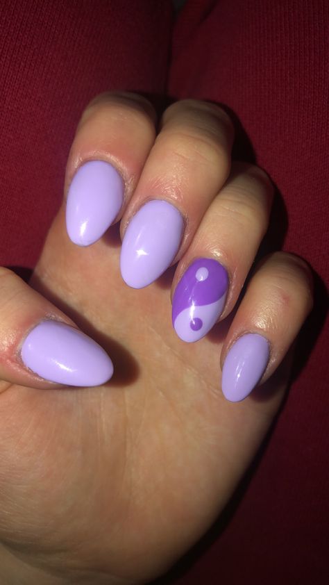 Purple Nails For Graduation, Nail Art Designs On Purple Nails, Purple Ying Yang Nails, Pastel Purple Nails Aesthetic, Short Almond Nails Summer Colors, Short Almond Nails Purple, Purple Oval Nails, Purple Ying Yang, Circle Nails