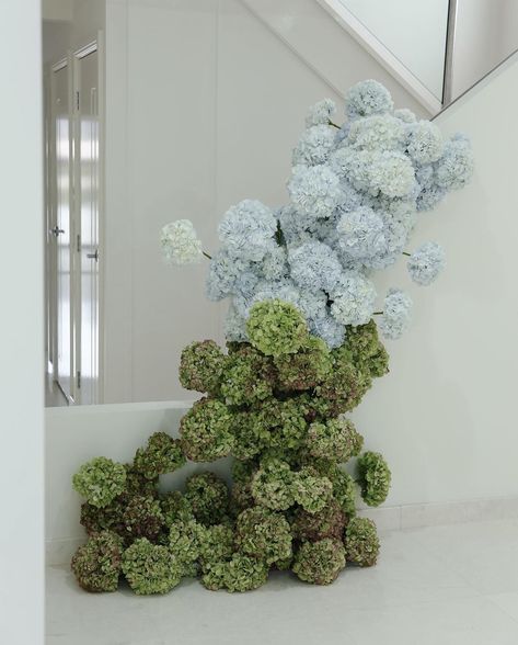 Blue Hydrangea Wedding, Modern Floral Arrangements, Hydrangea Arrangements, Floral Art Design, Green Baby Shower, Hydrangeas Wedding, Blue Wedding Flowers, Home Wedding Decorations, Flower Therapy