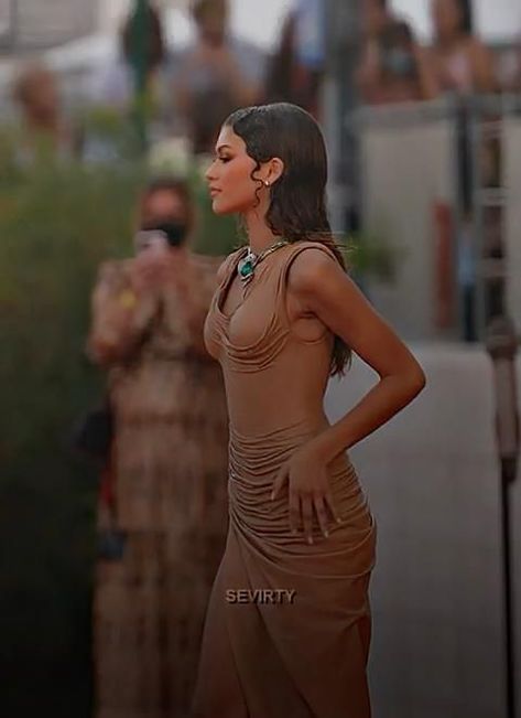 Zendaya Body Shape, Zendaya Outfits Dresses, Zendaya Aesthetic Euphoria, Zendaya Edits, Zendaya Dresses, Zendaya Icons, Zendaya Model, Zendaya Aesthetic, Zendaya Dress