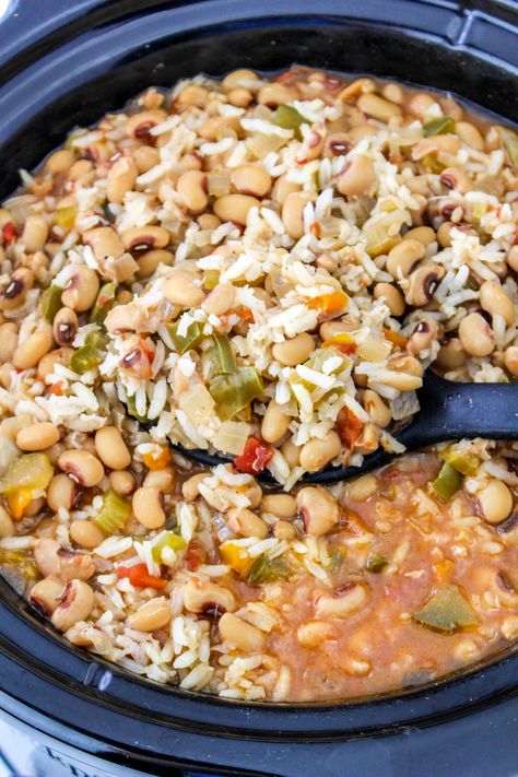 This Black Eyed Peas and Rice {Slow Cooker or Stove Top} recipe is perfect as a main dish or a hearty side, combining warm and comfort in this easy dish. New Years Eve Crockpot Recipes, Rice In Slow Cooker, New Years Day Food, Black Eyed Peas And Rice, Rice Slow Cooker, New Years Day Dinner, Hoppin John Recipe, Peas And Rice, New Years Day Meal