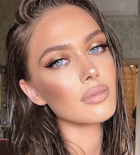 Date Night Make Up Blue Eyes, Bronze Make Up Blue Eyes, Golden Makeup Look For Blue Eyes, Prom Makeup For Blue Eyes Brunette, Makeup For Blue Eyed Brunettes, Glowy Golden Makeup, Golden Makeup Blue Eyes, Brunette Makeup Blue Eyes, Party Makeup Looks Blue Eyes