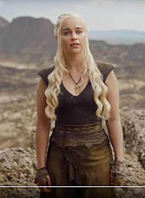 daenerys s06 dothraki brown outfit Daenerys Targaryen Dothraki, Game Of Thrones Dresses, Emilie Clarke, Daenerys Costume, Game Of Thrones Movie, Game Of Thrones Facts, Game Of Thrones Costumes, Game Of Throne Daenerys, Got Characters