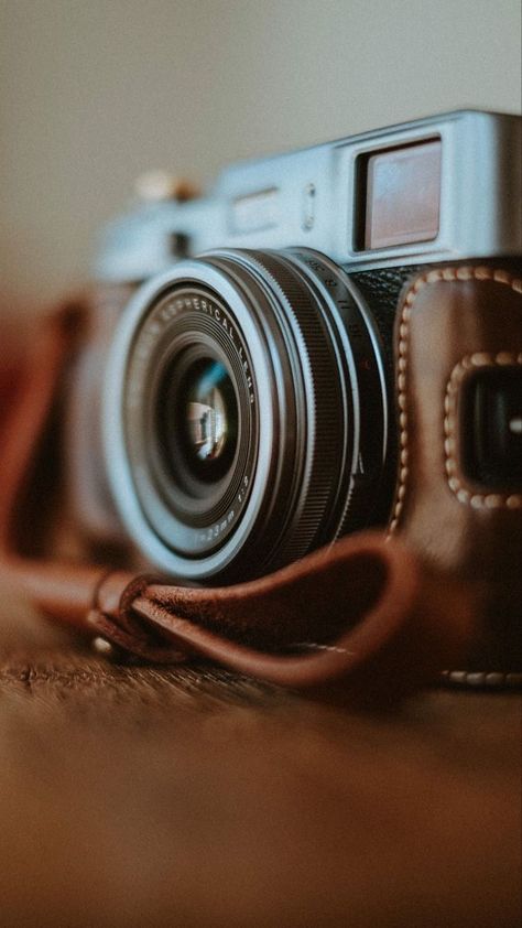 Vintage Camera Aesthetic Wallpaper, Vintage Camera Wallpaper, Retro Camera Aesthetic, Old Cameras Aesthetic, Cool Screensavers, Camera Wallpaper, Minimal Photography, Old Cameras, Photo Camera