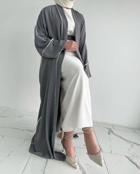 kimono abaya Open Abaya Style, Abaya Designs Dubai, Muslim Long Dress, Mode Abayas, Abaya Designs Latest, Islamic Fashion Dresses, Dress Islamic, Pashmina Hijab, Flowy Cardigans