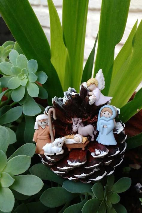 A nativity scene within a snow-tipped pine cone, using these adorable nativity buttons. Pesebres Navidad Ideas, Cones Crafts, Nativity Ornaments, Nativity Crafts, Christmas Nativity Scene, Christmas Signs Wood, Navidad Christmas, Christmas Ornament Crafts, Handmade Christmas Ornaments