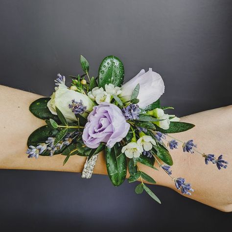 Prom Corsage Purple, Floral Wrist Corsage, Diy Wrist Corsage, Prom Flowers Corsage, Wrist Corsage Wedding, Prom Bouquet, Wrist Corsage Prom, Homecoming Corsage, Diy Corsage