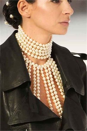 Chanel pearls Dramatic Hair, Pearl Jewels, Wear Pearls, Chanel Pearls, Chanel Couture, Pearl And Lace, Chanel Spring, Pearl Leather, Pearl Necklaces