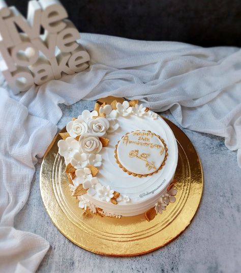 Magic Cake, Home Baking, Cake Recipe, Cake Recipes, Clock, Baking, Cake, Gold, White