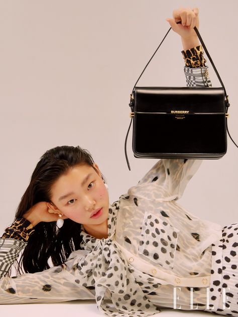 #Burberry in #ElleKorea - Kim Hee June captures Bae Yoon Young wearing #Kingdom, #RiccardoTisci's debut Spring/Summer 2019 runway collection #BurberrySpringSummer19 Photoshoot Accessories Ideas, Purse Editorial, Poses With Bags, Purse Photoshoot, Bag Poses, Yoon Young Bae, Bag Shoot, Bag Campaign, Shooting Bags