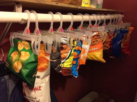 Potato chip storage: Organize open bags of potato chips using hangers with clips. Chip Storage Ideas Pantries, Chips Organization Ideas, Potato Chip Storage Ideas, Chip Storage Ideas, Chip Organization, Chip Storage, Camper Organization Travel Trailers, Pantry Plans, Organize Ideas