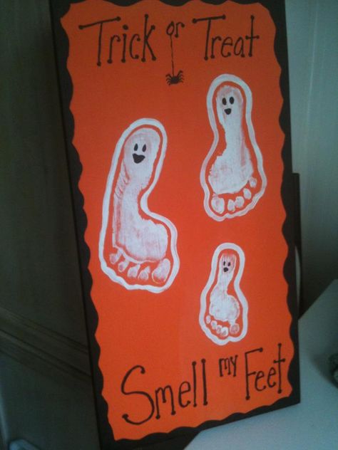 hangings Footprint Ghost, Indoor Toddler Activity, Footprint Crafts, Boys Prints, Halloween Pictures, Holidays Halloween, Fall Crafts, Halloween Crafts, Trick Or Treat