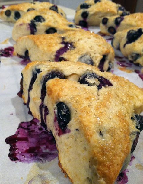 Photograph Food, Blueberry Scones Recipe, Cream Scones, Blueberry Scones, Low Calorie Desserts, Food Props, Blueberry Recipes, Scone Recipe, Köstliche Desserts