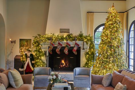 KENDALL JENNER'S Cheerful Christmas Decorations Kendall Jenner Christmas Tree, Kendall Jenner House Aesthetic, Kardashian Christmas Decorations, Kendall Jenner Christmas, Kendall Jenner Home, Jenner Christmas, Kendall Jenner House, Kylie Christmas, Kardashian Christmas