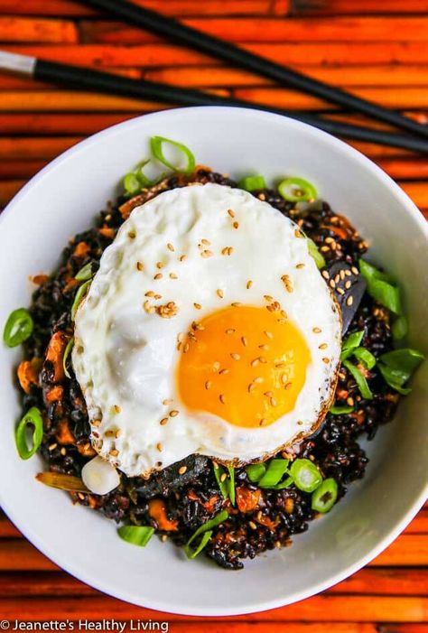 Forbidden Rice Recipes, Chinese Shrimp Fried Rice, Healthy Main Course, Healthy Nutritious Breakfast, Black Rice Recipe, Fried Rice Dishes, Forbidden Rice, Broiled Salmon, Garlic Recipe