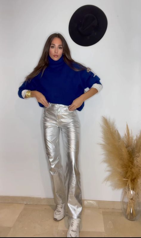 Silver Pants Outfit Winter, Silver Jeans Outfit, Silver Leather Pants, Metallic Trousers, Silver Outfits, Silver Pants, Friday Outfit, Metallic Pants, Glam Outfit