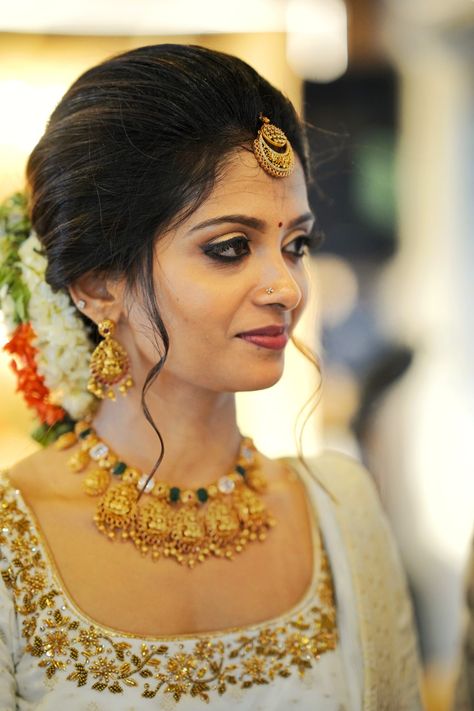 Engagement Hairstyles Traditional, Hairstyle For Hindu Bride Kerala, Simple Bridal Look Kerala Hindu, Kerala Hindu Wedding Hairstyles Brides, Hair Styles For Kerala Hindu Bride, Hindhu Engagement Kerala Dress, Bridal Hairstyle Kerala Hindu Wedding, Engagement Hairstyles For Saree Front And Back, Kerala Engagement Hairstyles