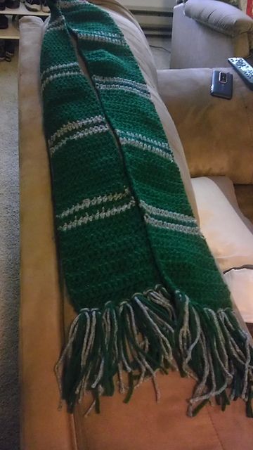 Ravelry: Chudames Slytherin Scarf in Double Crochet Diy Crochet Ornaments, Slytherin Scarf, Ravenclaw Scarf, Yarn Clothes, Harry Potter Crochet, Kids Scarf, Scarf Crochet, Knit In The Round, Striped Scarves