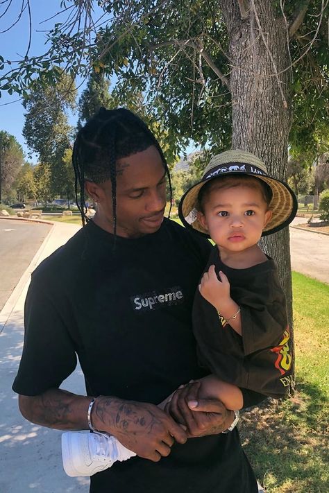 All of the Photos of Travis Scott With His Daughter Stormi That Make Us Say, “Twins!” Stile Kylie Jenner, Kylie Travis, Look Kylie Jenner, Estilo Kardashian, Travis Scott Wallpapers, Estilo Kylie Jenner, Kardashian Kids, Jenner Family, Kylie Jenner Outfits